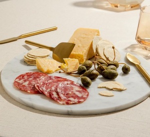 Planche à fromage en marbre blanc simple mais élégante idéale pour les anniversaires d'événements à la maison et la belle présentation des aliments - Product Image 6