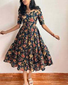 Robe maxi en coton parfaite pour l'été avec imprimé floral, élégante pour les soirées, fabriquée avec des matériaux recyclés - Product Image 3
