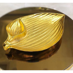 Vaisselle moderne Plateau de service en acier inoxydable martelé de la plus haute qualité avec accent antique doré en vente supérieure - Product Image 5