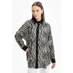 Blusa Vintage de Popelina para Mujer con Cuello Asimétrico con Volantes y Bordado de Animales - Product Image 1