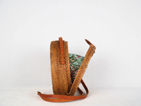 Tas selempang rotan Bali dengan dekorasi lukis Batik di atas, tas selempang rotan untuk penggunaan sehari-hari