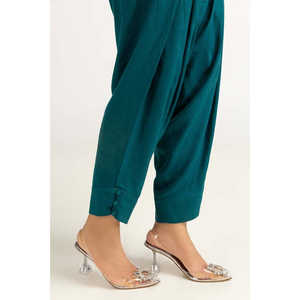 Ensemble chemise et pantalon pour femme en tissu jacquard vert teinté avec décoration boutonnée - Product Image 3