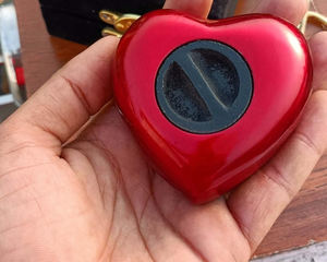 Urna de cremación Premium Red Heart para recuerdo de cenizas con soporte de latón El mejor regalo - Product Image 2