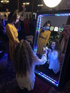 Cabina de Fotos con Espejo y Cámara Táctil de 10 Puntos para Selfies, Entretenimiento en Bodas y Fiestas - Product Image 4