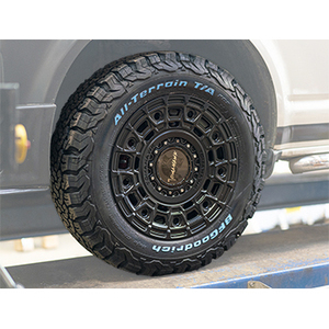 Ensemble jantes et pneus Tomahawk Yakama 17x8 6x120 ET35 noir mat, capacité de charge 960 kg, pour rénovation/amélioration - Product Image 1