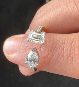 Anillo de diamantes cultivados en laboratorio de pera y esmeralda Anillo de diamantes en forma de pera y esmeralda con piedras laterales Anillo de plata esterlina - Product Image 1