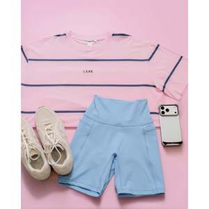 เสื้อยืดโอเวอร์ไซส์ Go-To Stripe FLXCotton สีมาร์ชแมลโลว์-ไนท์ชาโดว์พร้อมโลโก้ - Product Image 3