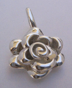 Pendentif Fleur en Argent avec Motif Jésus et Croix, Or et Diamant Moissanite, Bijoux en Métal, Breloques Religieuses - Product Image 1