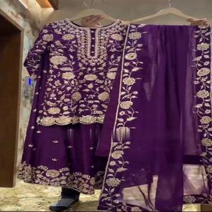 Costume Salwar en soie chinon pure de qualité supérieure avec broderie et travail de séquence, au prix le plus bas, achat en ligne en Inde, mode féminine - Product Image 1