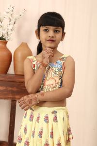 ชุดเลเฮนกาโชลีสำหรับเด็กผู้หญิงสไตล์ชาติพันธุ์ ลายพิมพ์ดิจิทัลลายป่าสีเหลือง ยาวกรอมพื้น สำหรับงานปาร์ตี้ งานฉลองเทศกาลดีวาลีและอีด - Product Image 4