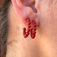 Boucles d'oreilles créoles JJ BRAVO en perles rouges audacieuses avec accents en or 14 carats, design géométrique tendance, bijoux de déclaration pour femmes, fêtes, corail 4 mm