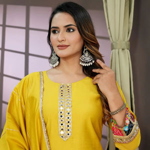 Camca, Fabricante Mayorista Indio, Traje Salwar Kameez Listo para Usar, Top de Seda Amarillo, Pantalón y Dupatta, para Fiestas, Estilo Indio Pakistaní, Neeta - Product Image 1