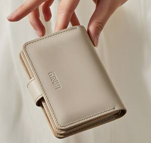 Cartera de cuero para mujer de moda superior, diseño minimalista para cualquier ocasión, versátil para un aspecto formal o informal - Product Image 6