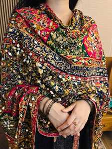 Chales de Seda Pakistaníes Tradicionales de Moda, Bordados Multicolores con Trabajo de Espejo y Estilo Étnico, Dupatta de Chinon - Product Image 4