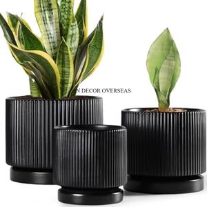 Pot et jardinières de fleurs de Texture de concepteur élégant en métal résistant enduit de poudre de couleur noire pour la décoration de maison et de jardin - Product Image 1