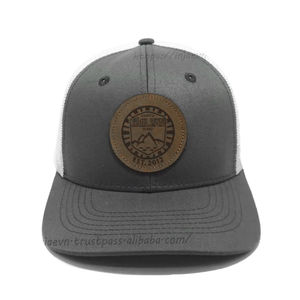 Chapeaux de camionneur en cuir gris/blanc avec logo personnalisé OEM Chapeaux à la mode en maille pour l'extérieur/décontractés avec logo personnalisé au Vietnam - Product Image 1