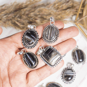 Atractivo y Exclusivo Colgante de Cabujón Sulemani Negro Premium, Cristales Curativos para Meditación, Joyería de Moda, Regalo, Accesorio para Fiestas - Product Image 1