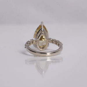 Anillo de Compromiso Clásico de 4.5-5.0 Quilates con Diamante Amarillo Corte Pera Creado en Laboratorio, con Certificación IGI y Engaste Pavé, Chapado en Oro Sólido de 14 Quilates - Product Image 5