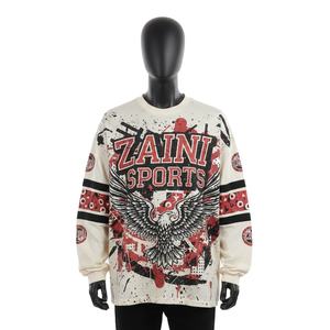 Camiseta sin mangas de algodón jersey premium de 240 GSM para hombre, color crema, rojo, negro, con gráfico urbano y logotipo en panel. - Product Image 1