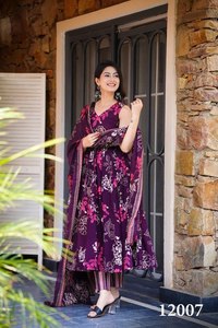 Kurti de Seda Maslin de Diseño Elegante con Estampado, Pantalón y Dupatta, Suministro al por Mayor de Fábrica, Compra en Línea en India - Product Image 3
