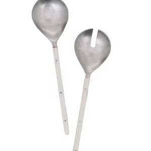 Ustensiles élégants de service de salade en acier inoxydable très poli avec une finition propre idéale pour une utilisation dans les restaurants et les événements raffinés - Product Image 3