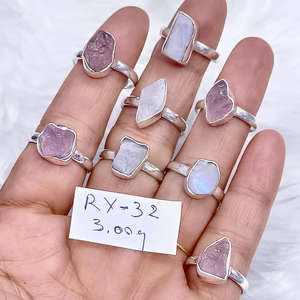 แหวนพลอยมูนสโตนสีรุ้งและโรสควอตซ์ทำมือ บนตัวเรือนเงินแท้ 925 พร้อมราคาขายส่งเครื่องประดับเงิน - Product Image 1