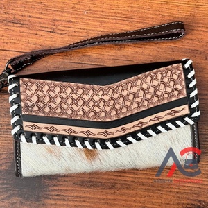Pochette en cuir de fourrure de vachette élégante occidentale Portefeuille en cuir usiné à la main élégant Multi utilise une nouvelle pochette de conception pour les femmes - Product Image 1
