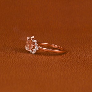 Nouveau style à la mode plaqué or rose 18KT bague de fiançailles et de mariage coupe émeraude diamant cultivé en laboratoire cadeau certifié IGI pour les femmes - Product Image 2