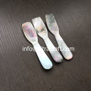 Cuillère en nacre de couleur noire royale, cuillère à caviar, cuillère royale taille 9 cm, fabrication artisanale au Vietnam - Product Image 2