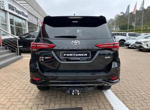 Toyota Fortuner 2.4 GD-6 Automatique 4x4 SUV 7 Places 2025 d'occasion avec phares LED, transmission automatique, pneus R20 et intérieur cuir à vendre - Product Image 4
