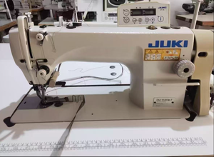 Máquina de coser industrial de puntada recta Juki DU-1181N-7 usada - Una aguja, alimentación superior e inferior, pie de arrastre, marco de acero, mango de plástico - Product Image 3