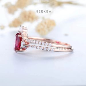 Juego de anillos de compromiso de rubí de oro rosa sólido de 10K-Anillo solitario de rubí de corte ovalado emparejado con banda apilable de ópalo, joyería clásica de Rubí - Product Image 5