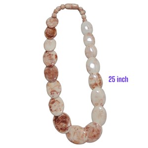 Venta al por mayor de joyería de resina de primera calidad verde marrón ovalado Collar para mujer Collar corto de resina nueva llegada joyería atrevida para la venta - Product Image 3