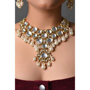 ชุดเครื่องประดับลูกปัดไข่มุก kundan polki ประกอบด้วยสร้อยคอพร้อม Maang-Tikka และต่างหู - Product Image 2