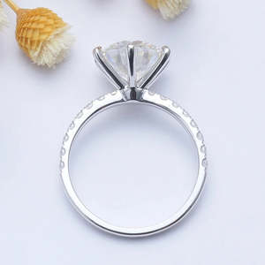 Bague de fiançailles élégante en argent sterling plaqué rhodium avec moissanite D-E incolore taille excellente/brillante et sertissage à griffes - Product Image 4