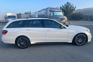Mercedes-AMG E63 S Wagon 2016 Usado, ~27,800 Millas, V8 Biturbo, Tracción en las Cuatro Ruedas, Frenos de Cerámica de Carbono, Sin Modificar - Product Image 2