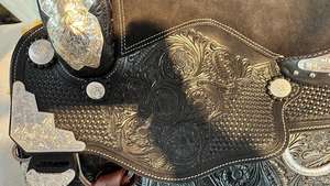 Silla de Montar Western Plateada Hecha a Mano, Duradera, Personalizada, de Cuero Premium con Adornos Plateados, Conchos, Profesional para Equitación - Product Image 3