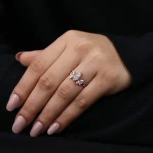 Anillo de Compromiso de Tres Piedras con Diamante de Laboratorio Corte Marquesa en Plata de Ley y Oro con Claridad VS1 - Product Image 4