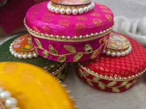 Tissu de brocart en acier sans tache avec dentelle de perles Ganpati Mithai Box 250 et 500 grammes Faveur de mariage indien - Product Image 3