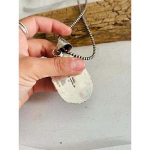 Pendentif artisanal Navajo en ruban, turquoise Royston et argent sterling, bijou de collection culturel - Product Image 5