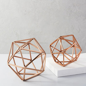 Sculpture en boucle dorée décorative en métal pour le salon, la chambre et la décoration intérieure. - Product Image 5