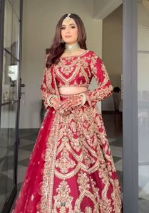 Deslumbrante blusa de novia granate, vestido Lehenga & dupatta con Dabka pesado adornado, perlas, piedra, trabajo de bordado de cuentas = 2025 - Product Image 3