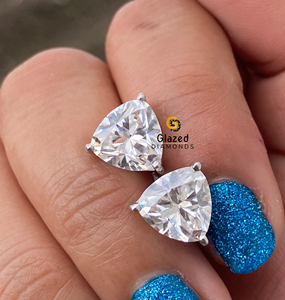 VVs 3 Ct Moissanite Trillian Cut Diamonds Prong Set Solitaire Boucles d'oreilles classiques pour unisexe fabriquées à partir d'or blanc 10K - Product Image 4