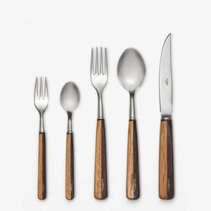 Ensemble de couverts en acier et bois de qualité supérieure conçu pour être parfaitement associé à des cadres de table élégants pour des événements formels - Product Image 5