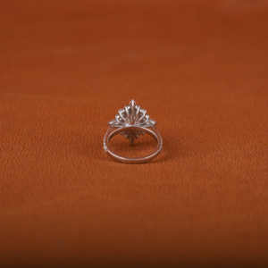 Anillo de compromiso clásico chapado en oro macizo de 14 quilates, Diamante cultivado en laboratorio de corte ovalado con diamante de corte redondo de marquesa pequeña, estilo elegante - Product Image 4