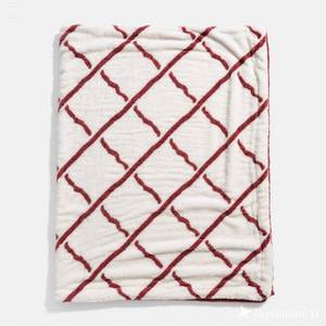 ผ้าห่มขนแกะเนื้อนุ่มดีไซน์ลายนูนมีเส้นสีแดงขาวนุ่มดูอบอุ่น - Product Image 1