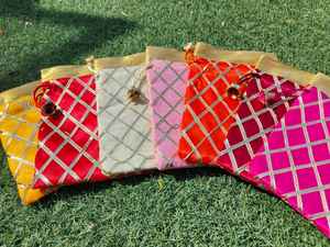 Pochettes potli ornées de gota patti indiennes faites à la main sacs-cadeaux réutilisables pour mariage et fête pour événements festifs - Product Image 3