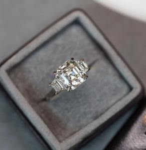 Elégante bague trilogie Asscher Cut en argent 925 avec centre en moissanite 4.7 carats et pierres latérales trapézoïdales Bague de mariage faite à la main - Product Image 1