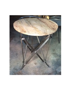 Ensemble de deux tables d'appoint rondes minimalistes avec plateaux en bois et pieds en épingle à cheveux noirs pour décoration moderne et industrielle - Product Image 4