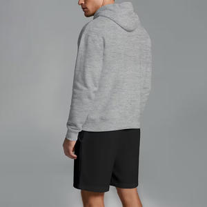 Conjunto de sudadera con capucha y pantalones cortos para hombre con logotipo personalizado, elegante conjunto de dos piezas, cómodo para uso diario, entrenamiento, ejercicio y sesiones de gimnasio - Product Image 2